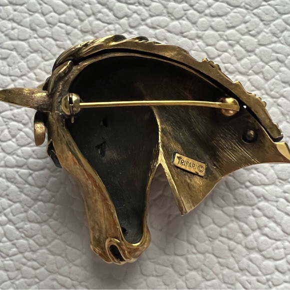 Crown Trifari Golden Horse Head Rhinestone Eyes Figural Brooch - Picture 6 of 6